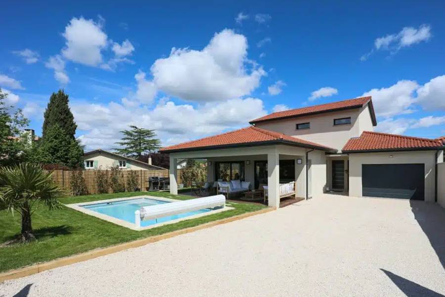 Private houses and luxury villas
